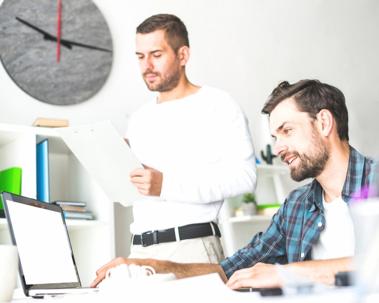 Bureau organisé avec planificateur financier et outils de suivi