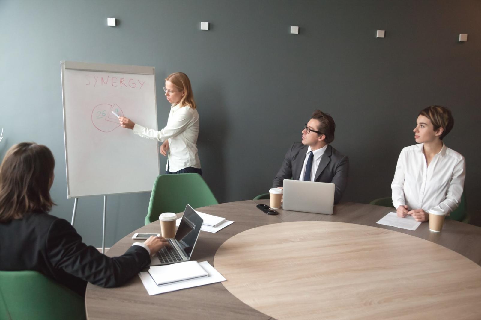 Espace de travail organisé avec ordinateur portable et outils d'apprentissage pour la gestion financière