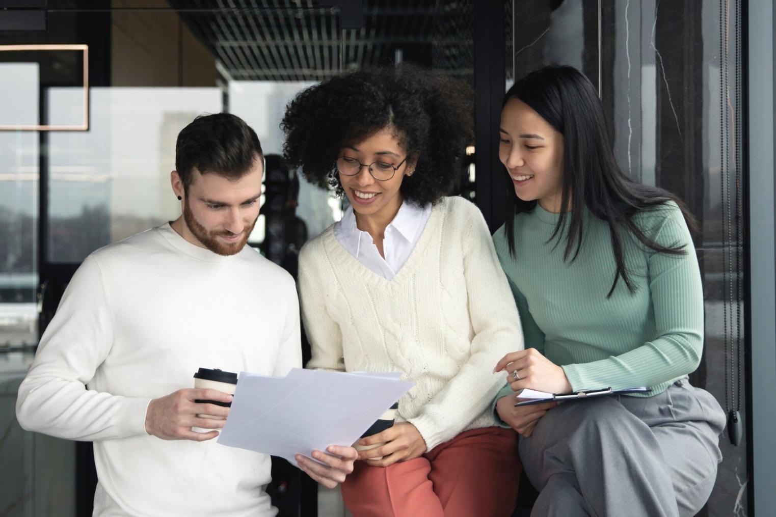 Personne travaillant sur son budget avec sérénité